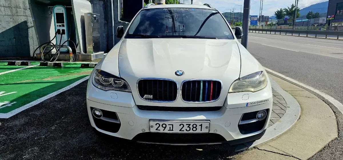 13년식 bmw x6 후기형 판매합니다.