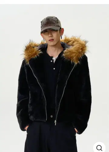 짧은 길이의 퍼가 달린 블랙 자켓 후드 재킷 HOODED JACKET