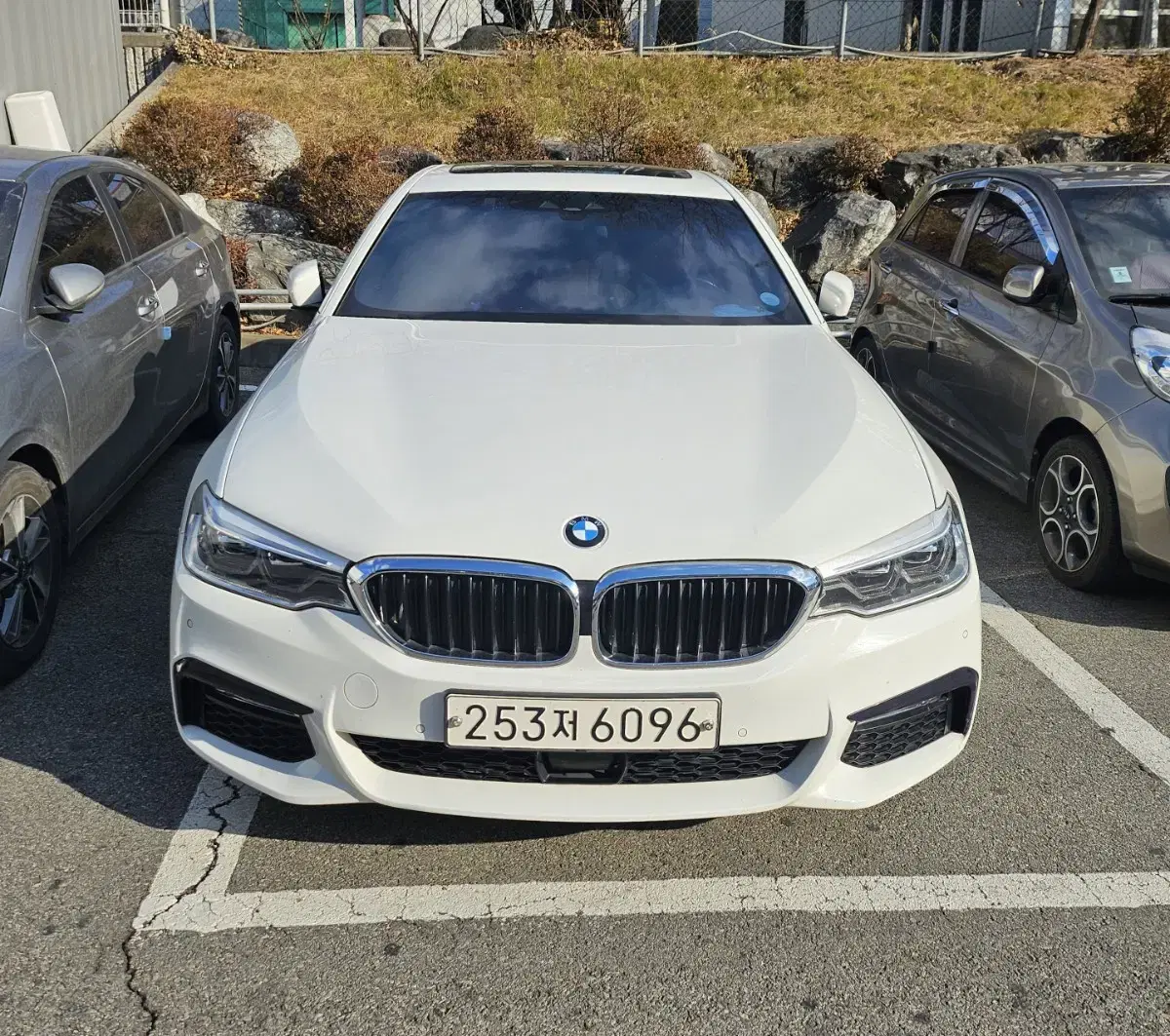 BMW 520D M팩 (G30) 화이트/꼬냑 시트 조합