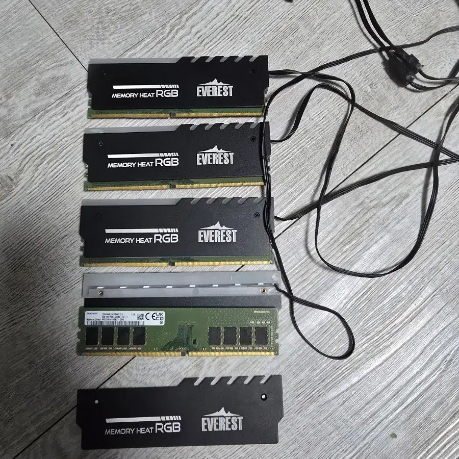 램 메모리 데스크탑용 DDR4 8GB x 4개 팝니다