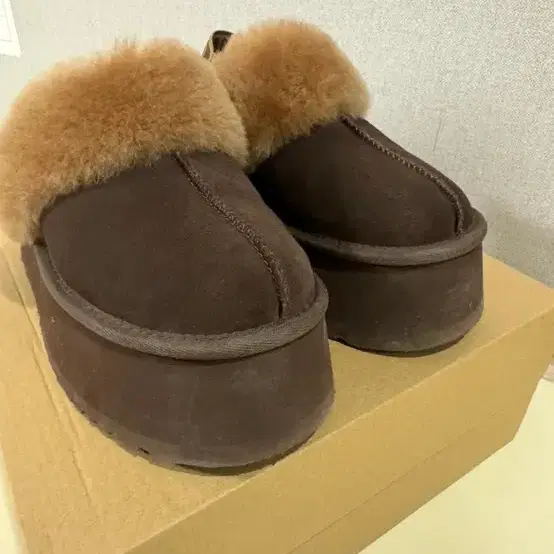 어그 ugg 정품 플렛폼 통굽 펀케트 (거의새상품) US7