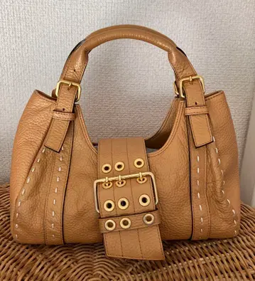 베이지 가죽 핸드백 스터드 장식의 악세소 드 마드모아젤 핸드백