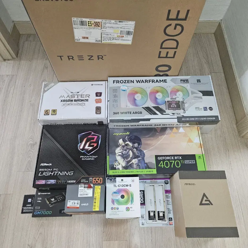 (수냉)라이젠7800X3D 램32G 1테라 4070Ti SUPER 화이트