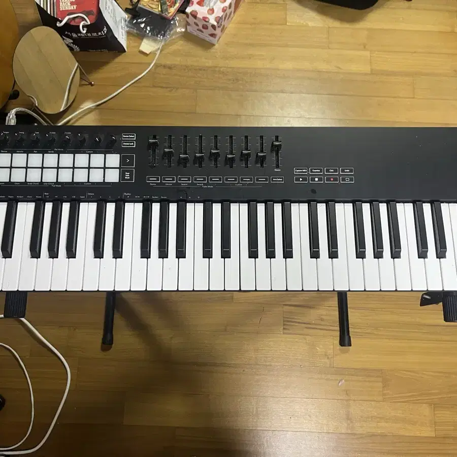 NOVATION LAUNCHKEY 61 + 필요한 선 + 거치대 드립니다