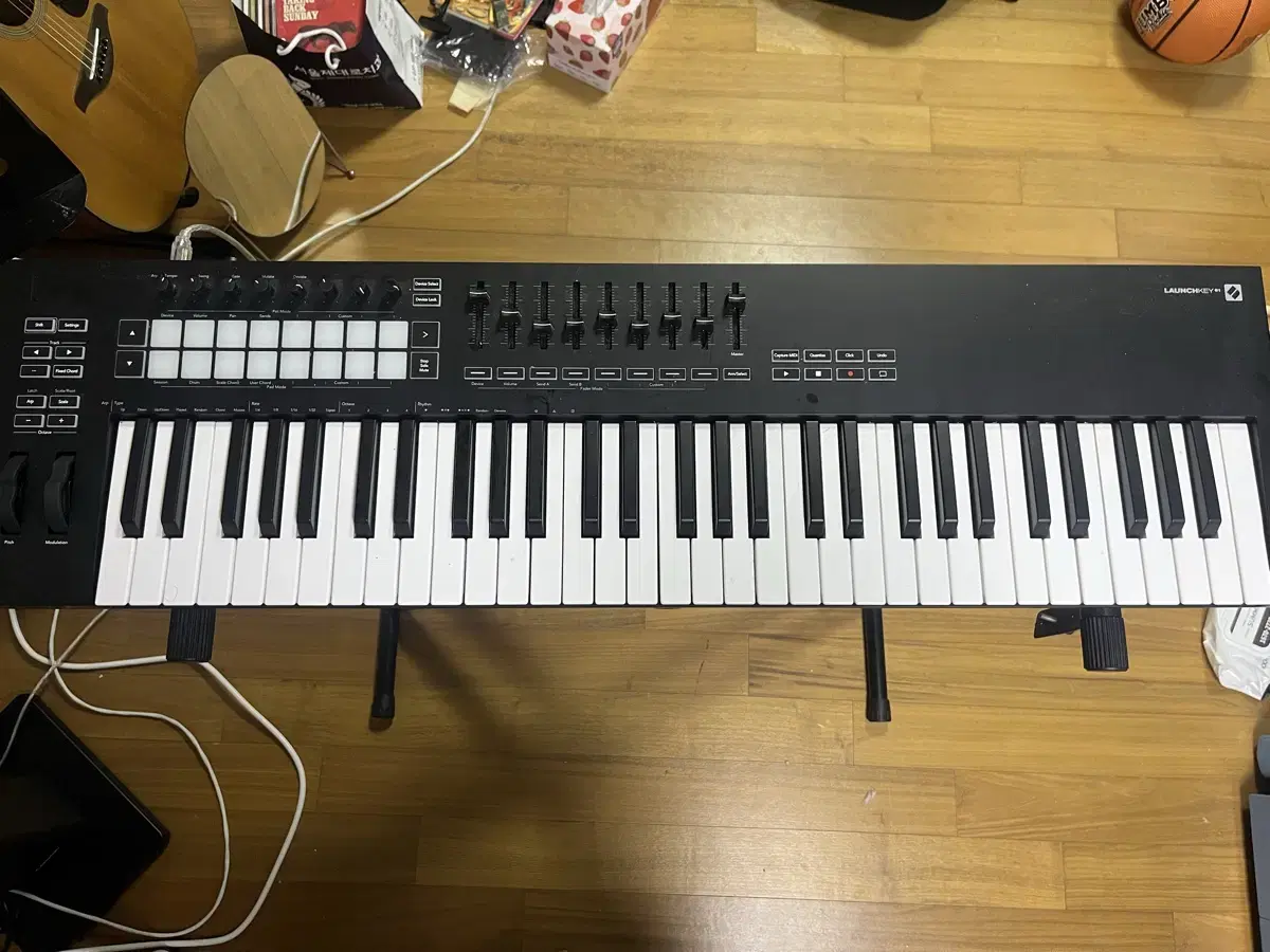 NOVATION LAUNCHKEY 61 + 필요한 선 + 거치대 드립니다