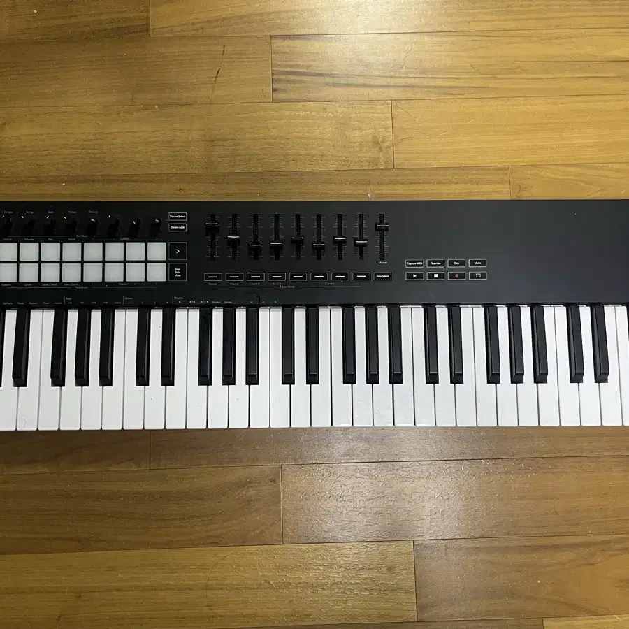 NOVATION LAUNCHKEY 61 + 필요한 선 + 거치대 드립니다