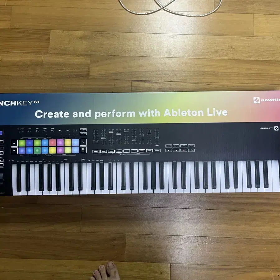 NOVATION LAUNCHKEY 61 + 필요한 선 + 거치대 드립니다