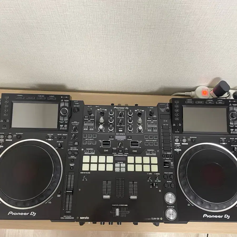 CDJ-2000nsx2 * 2대, DJM-S9 1대 판매합니다.