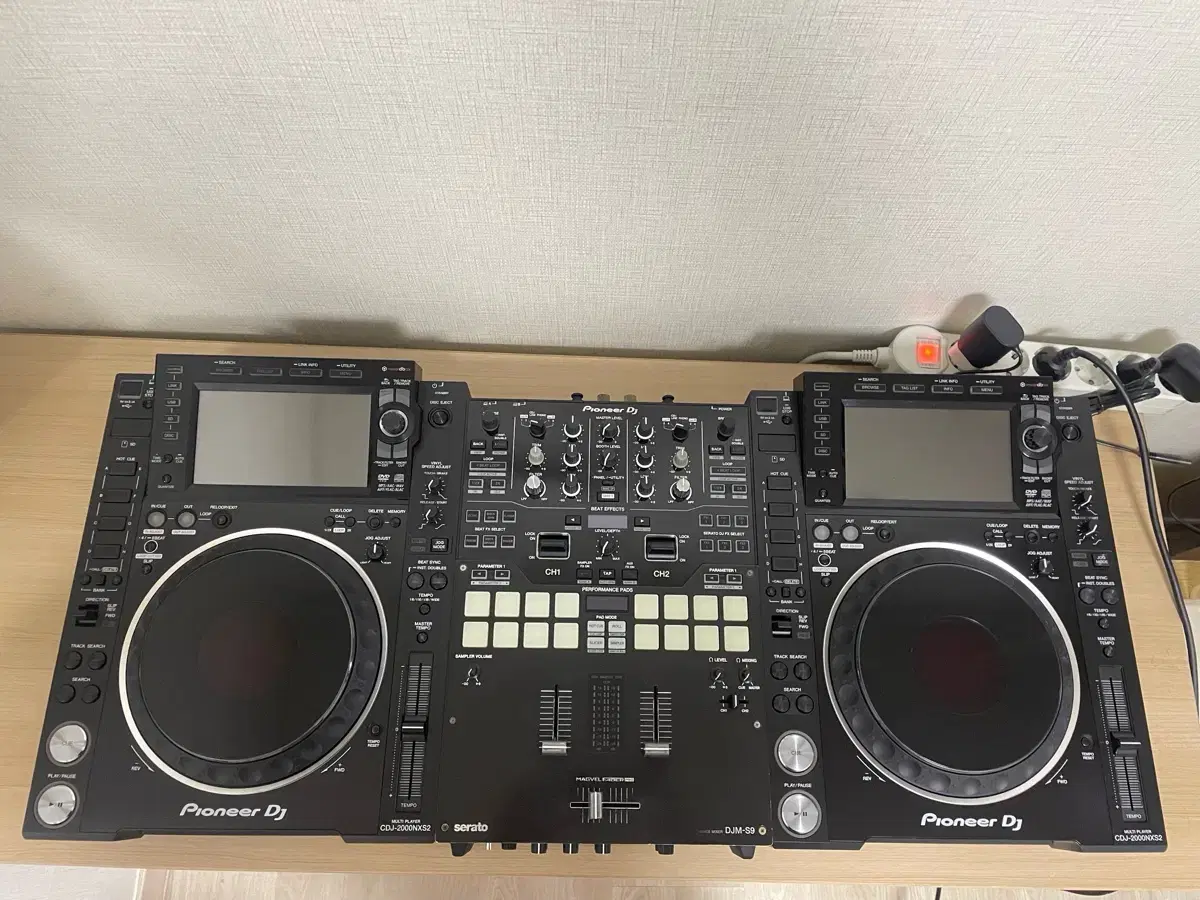 CDJ-2000nsx2 * 2대, DJM-S9 1대 판매합니다.