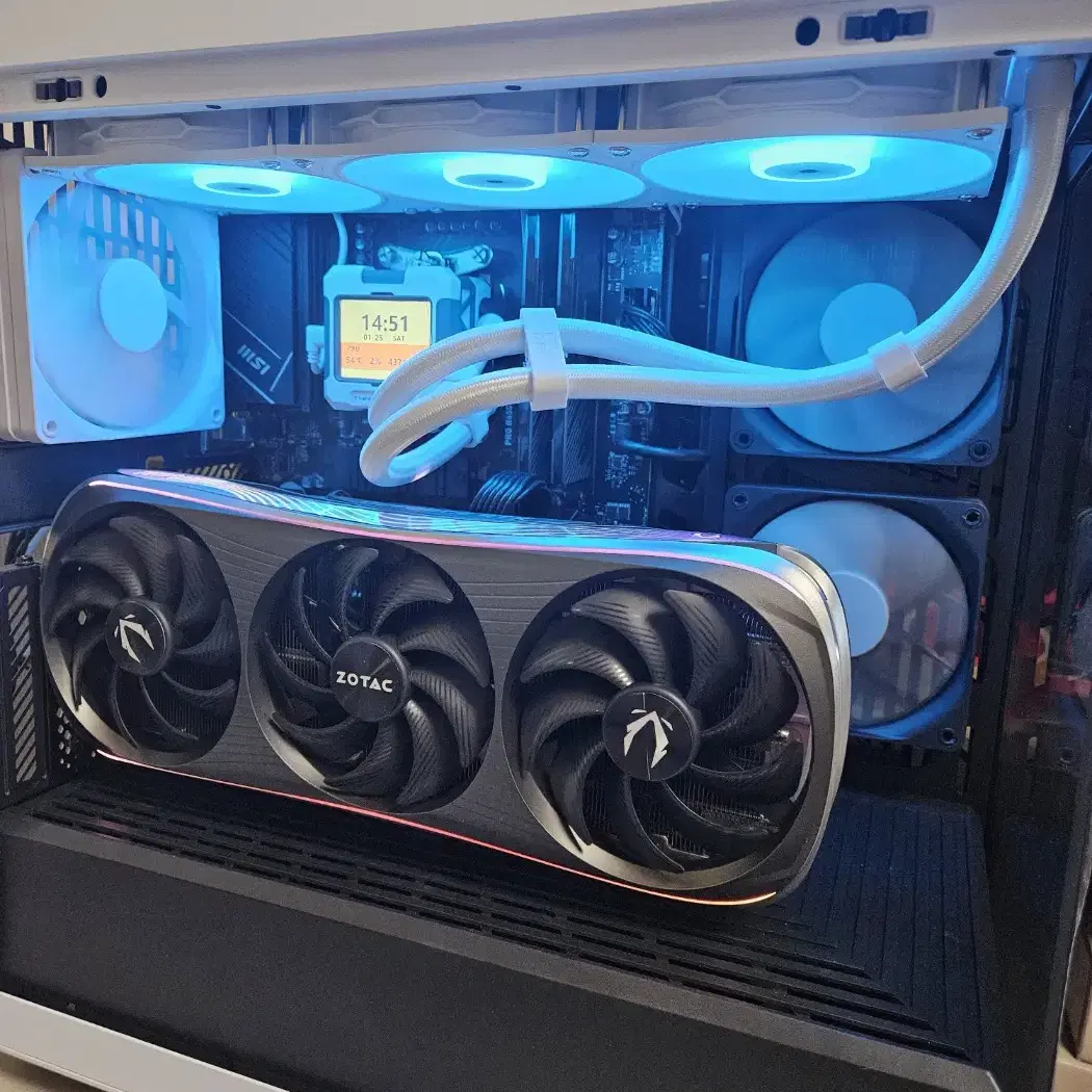 (고사양)7900X3D 램32G 1테라 조텍4080 16GB 수냉본체!~