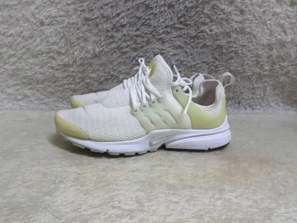 FLUFFY 250 Nike Air Presto White Sneakers Used Shoes