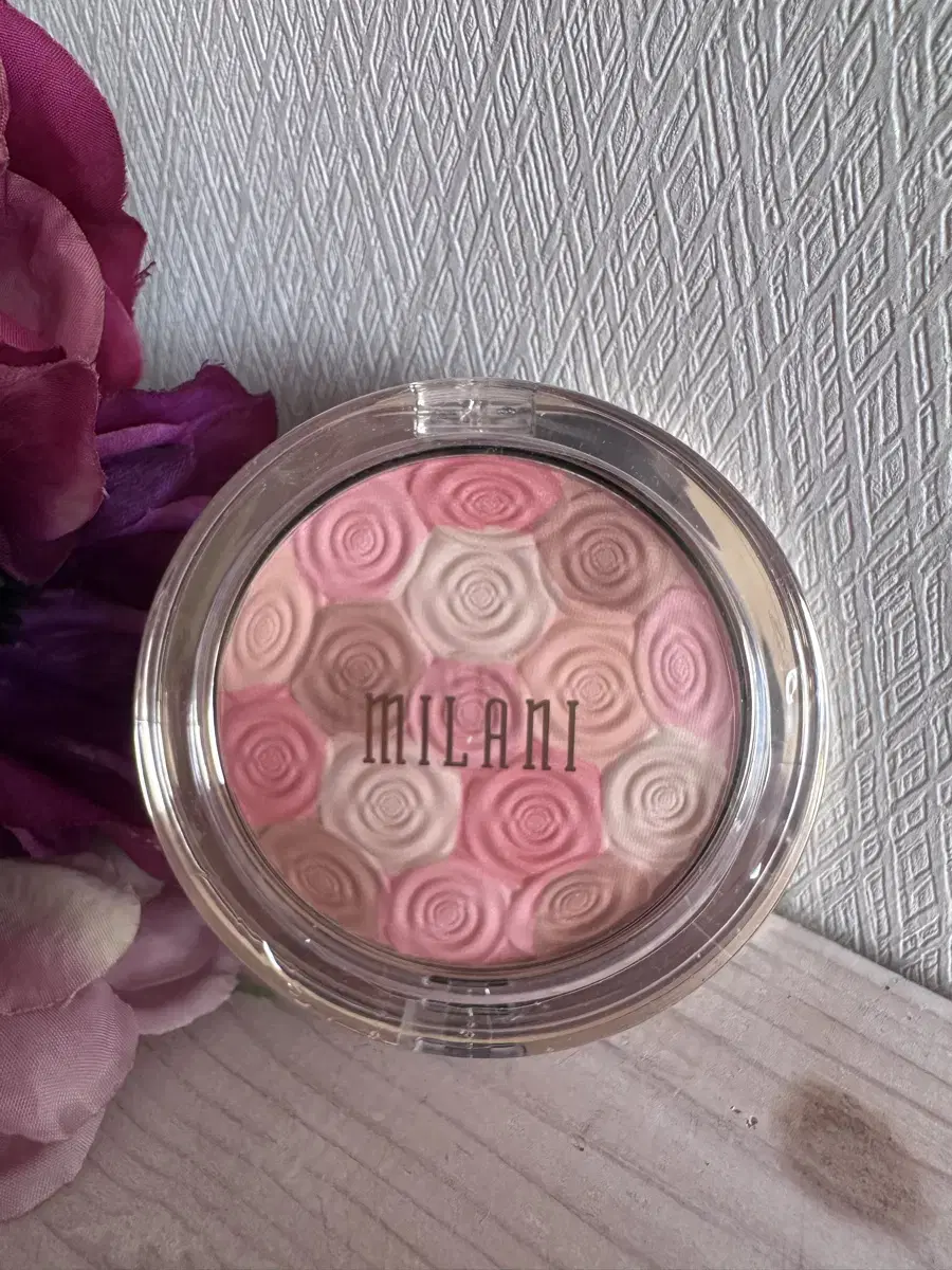 Milanese Illuminating Face Powder