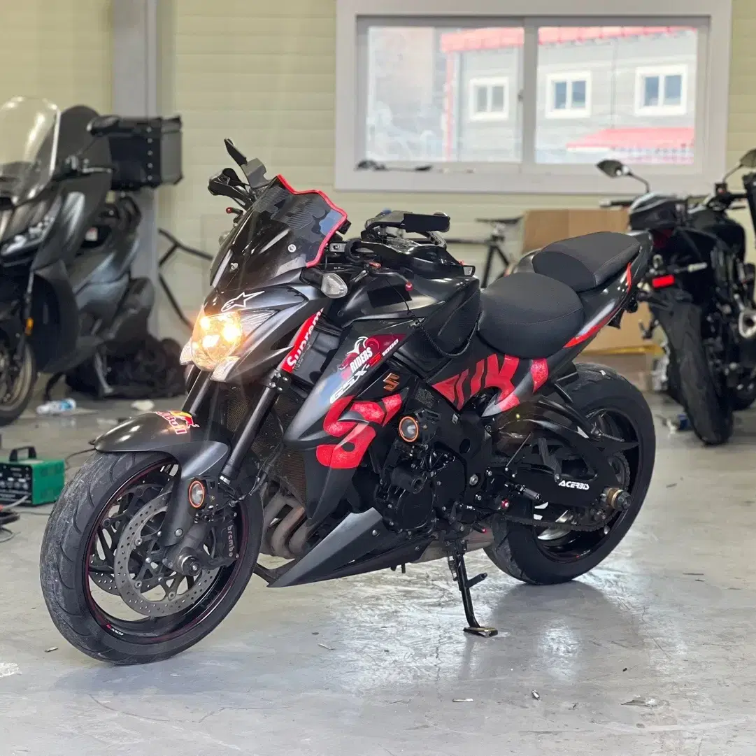 스즈키 gsxs1000 18년식 6만km 튜닝 잘된 차량 판매합니다.