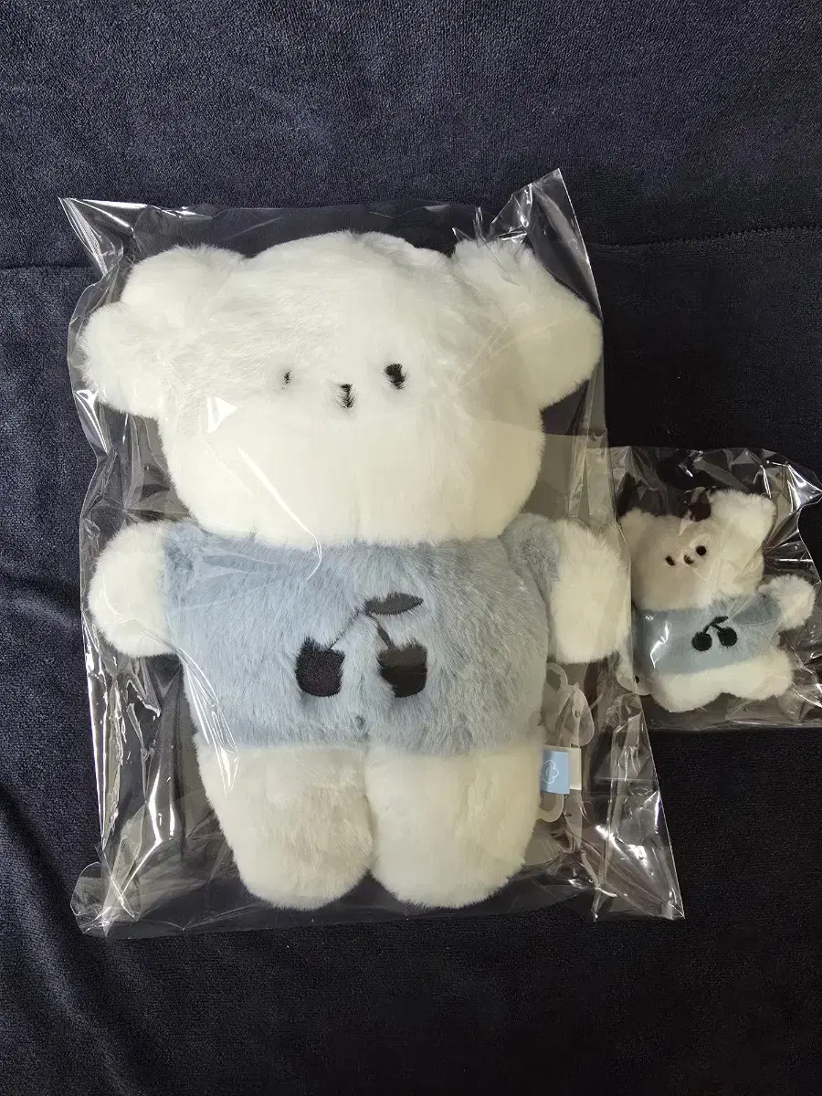 We are selling a set of two doll s, a medium-sized plush toy and a keyring.