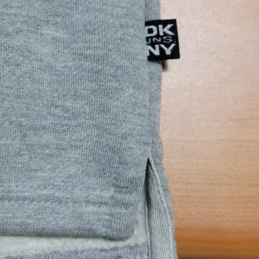 DKNY JEANS 디케이엔와이진 안감기모 맨투맨(티셔츠