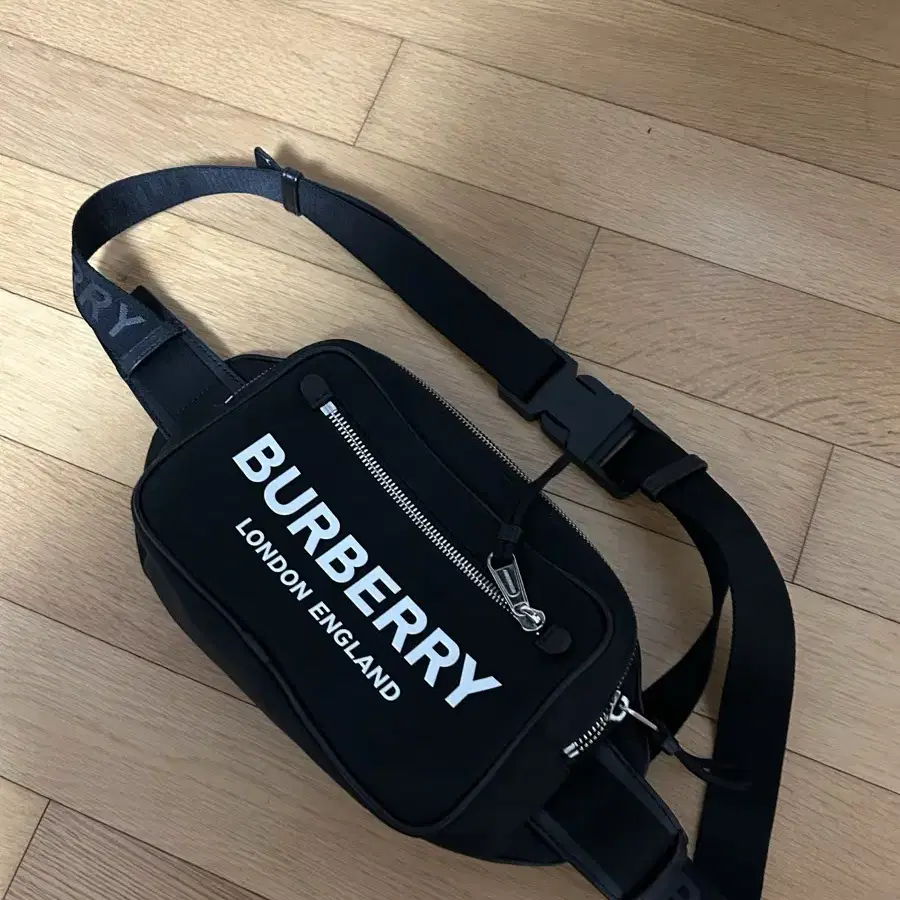 버버리벨트백 BURBERRY Logo Print Nylon Bum Bag