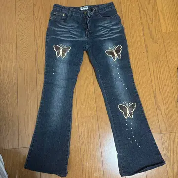 Y2K 버터플라이자수 디테일이 돋보이는 다크 데님 부츠컷 팬츠