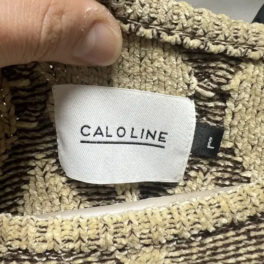 Caloline 니트 판매합니다