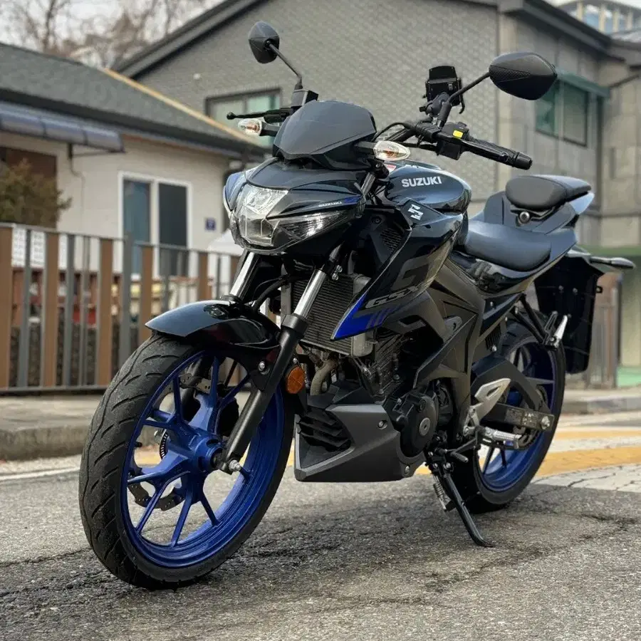 신차급 4000km 스즈키 gsxs-125 입문차량 판매합니다.