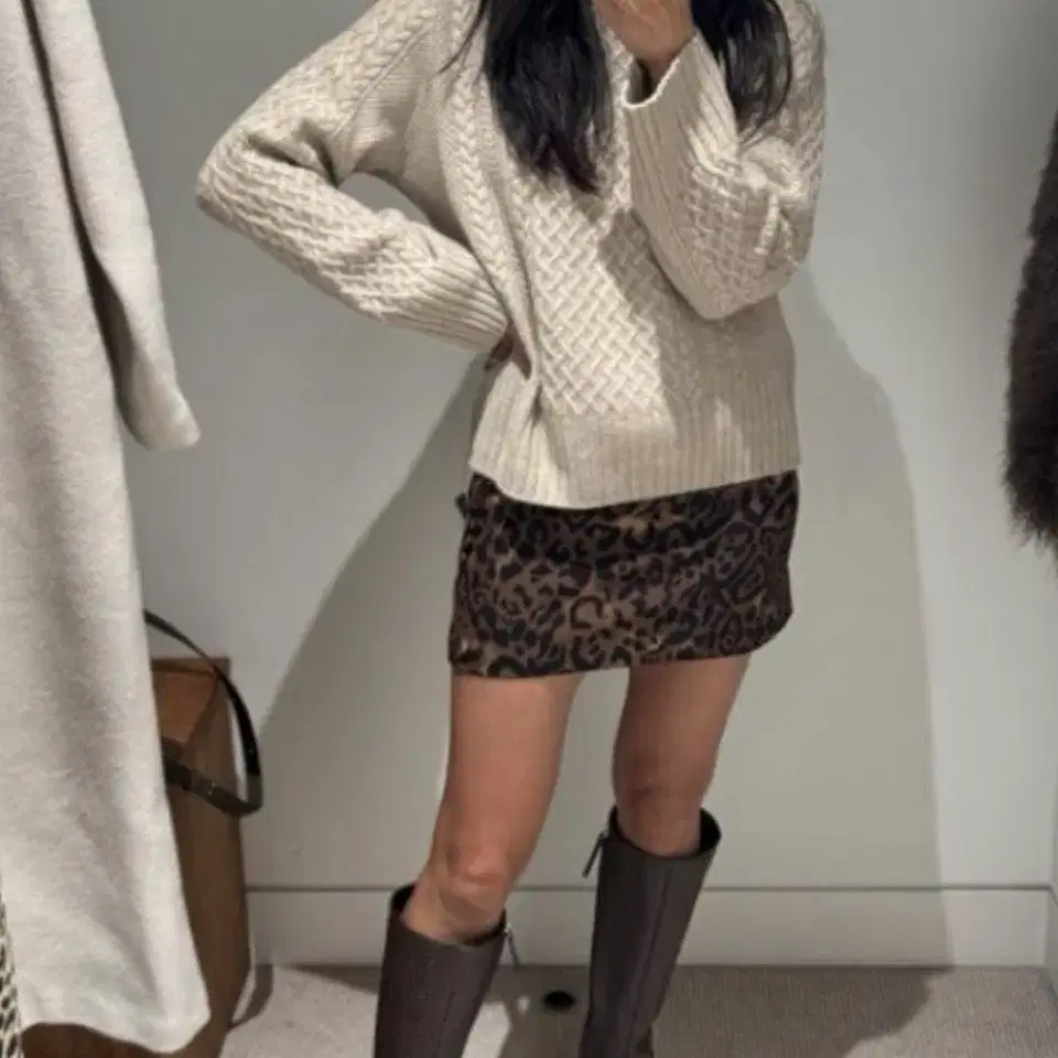 리포메이션 Xandra Knee Boot 소가죽롱부츠 악어문양브라운롱부츠