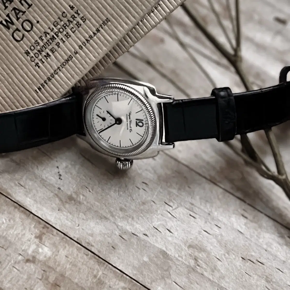 VAGUE WATCH CO. 바그 시계 Coussin (여성시계)