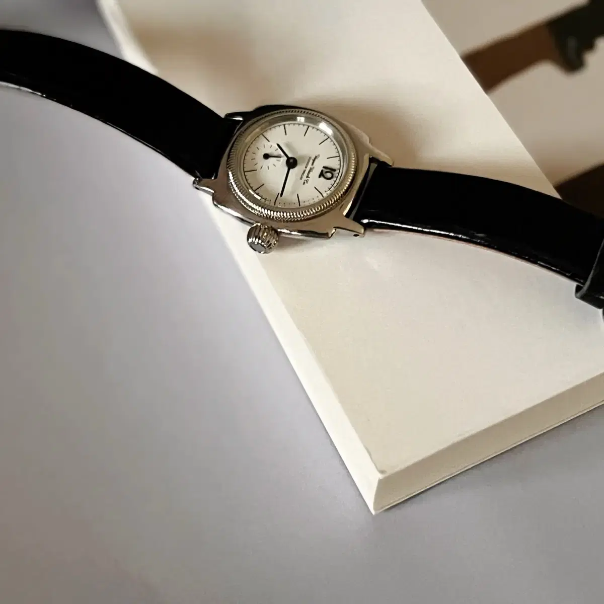 VAGUE WATCH CO. 바그 시계 Coussin (여성시계)