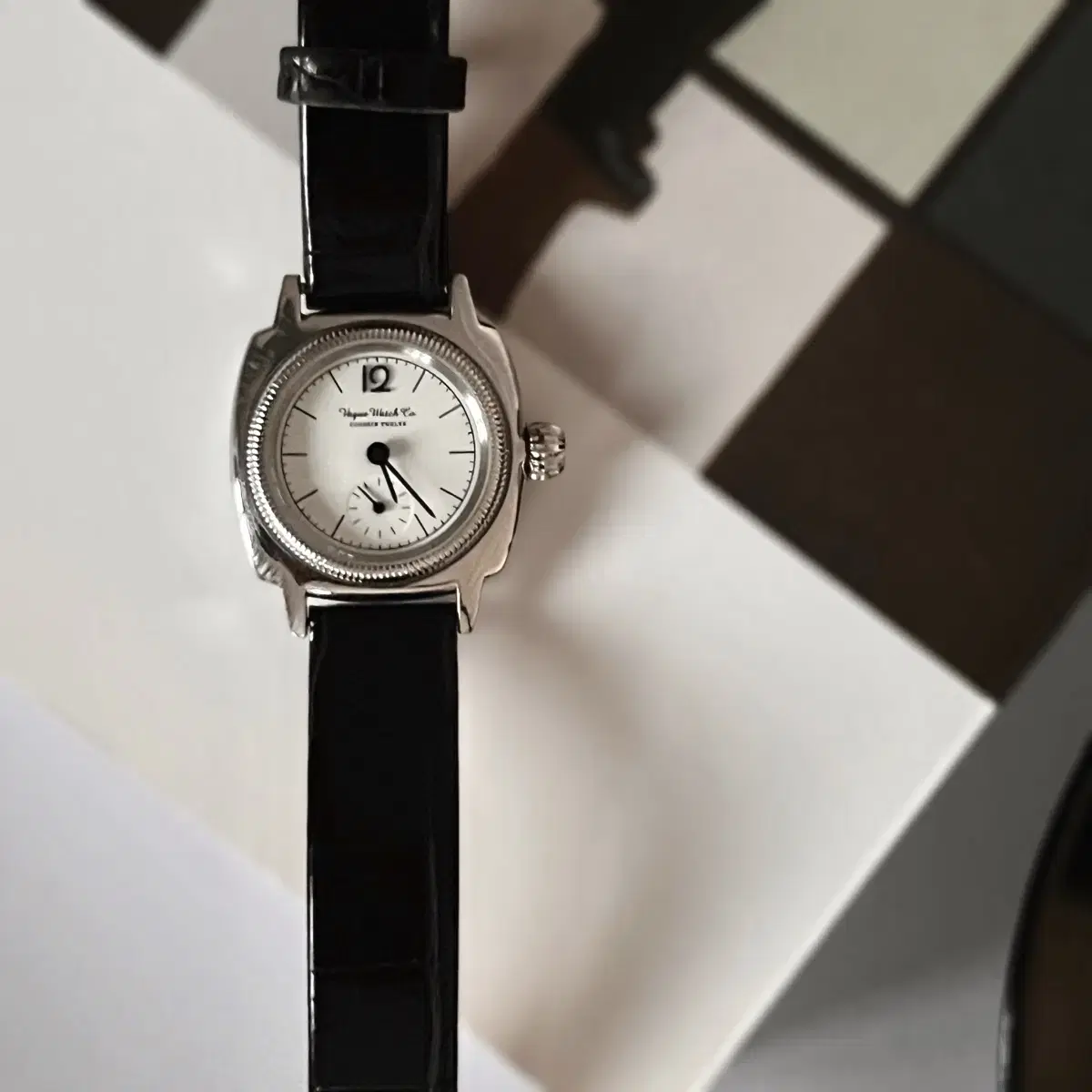 VAGUE WATCH CO. 바그 시계 Coussin (여성시계)