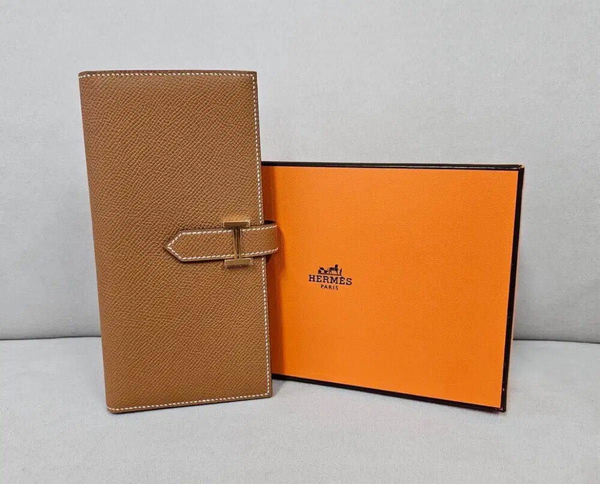 25-year-old Hermes Behan Gold Keumjang Long Wallet W-engraved