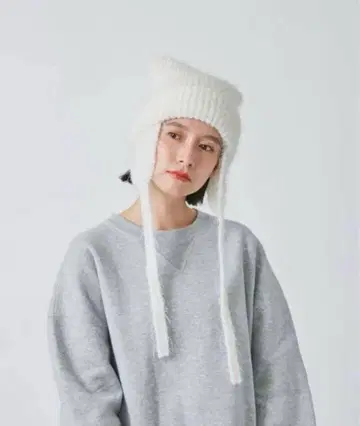 화이트 니트 모자 귀마개가 달린 오버라이드의 고양이 귀 비니 모자