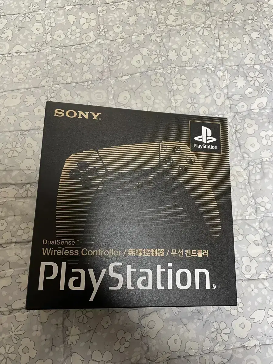 PS5 듀얼센스 30주년 미개봉 판매합니다.