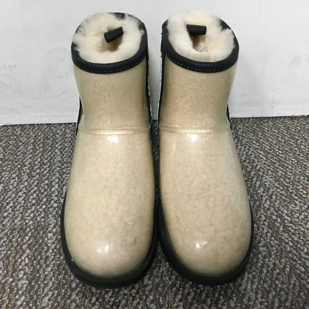 UGG 어그 클리어 양털 부츠 240