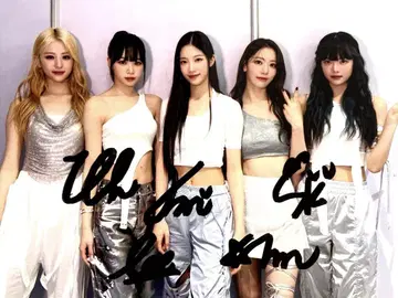 세일 중 - 르세라핌 친필 사인 포함 L사이즈 사진 - 세일 중