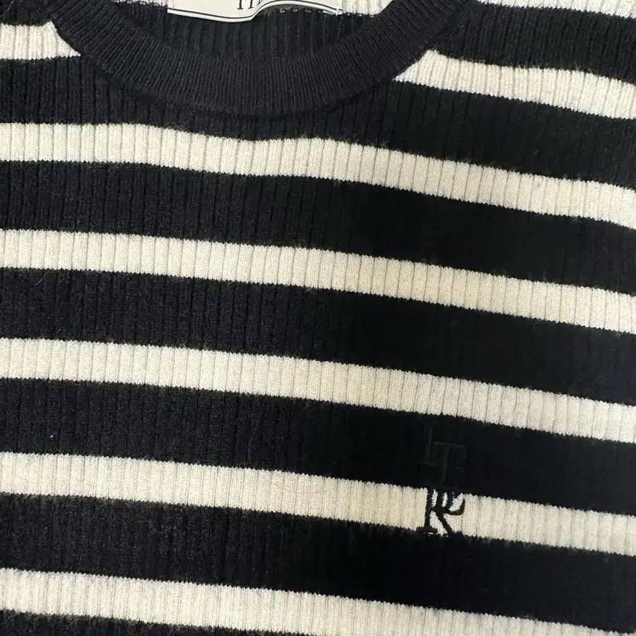 빛날영 )) 잇터 LOGO STRIPE LONG-SLEEVE KNIT