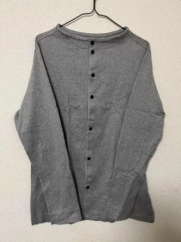 nisica 그레이 버튼 장식 긴팔 티셔츠