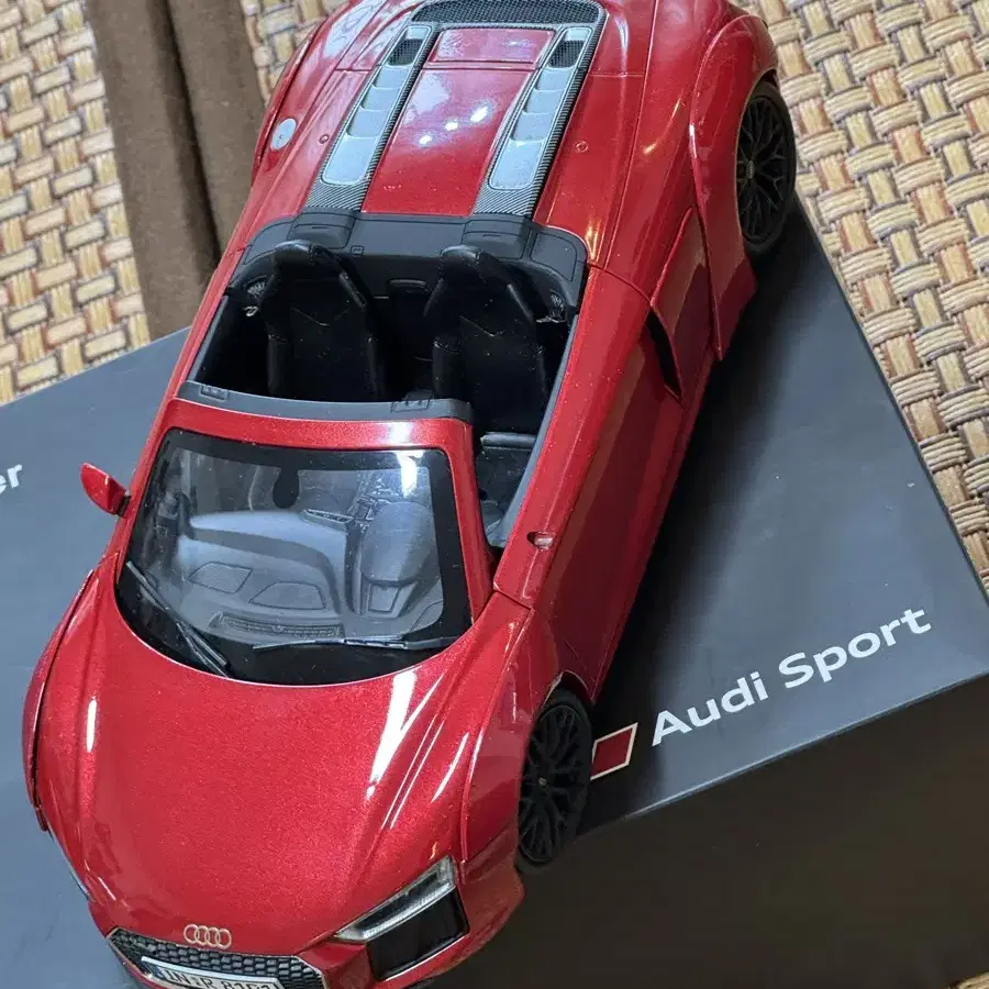 아우디 r8 v10 스파이더 1:18 다이캐스트