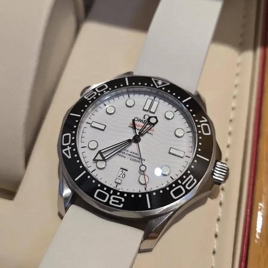 오메가 시계. Seamaster Diver 300 White