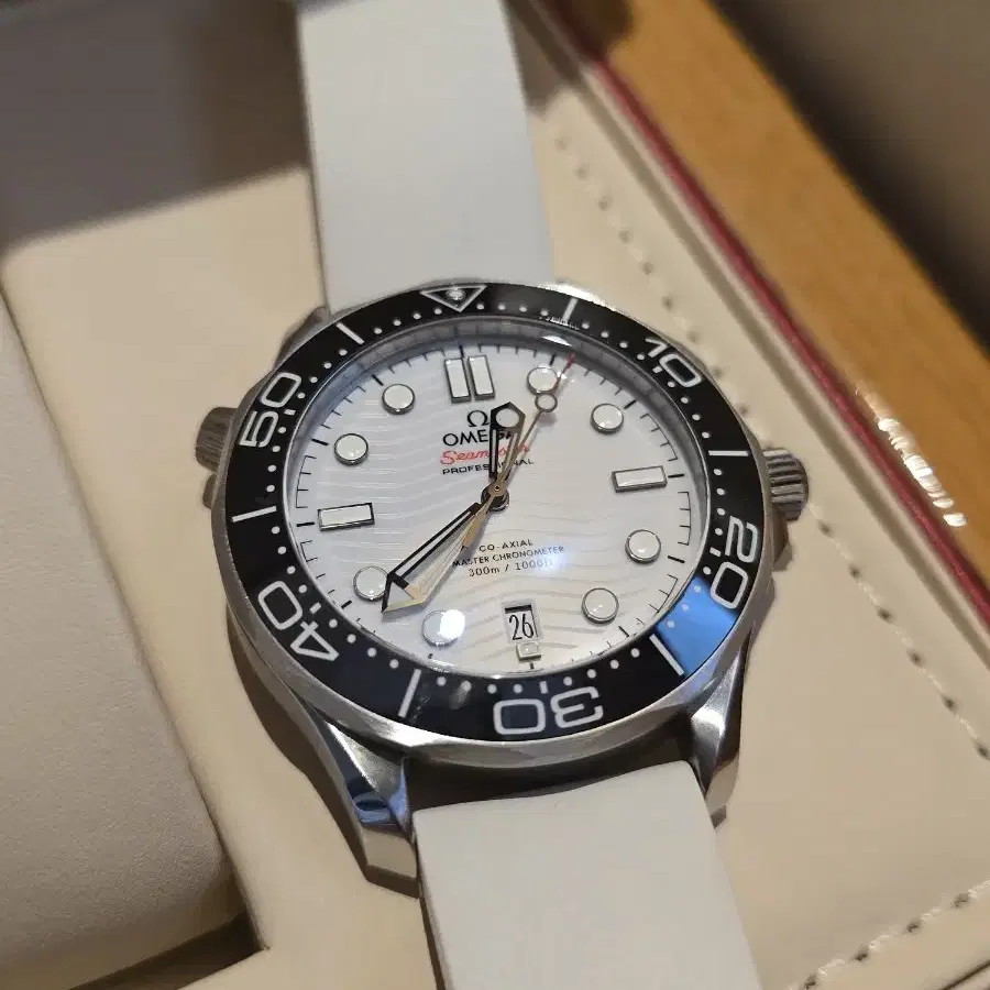 오메가 시계. Seamaster Diver 300 White