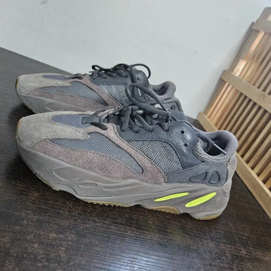 265 아디다스 이지부스트 Yeezy Boost 700 모브 EE9614