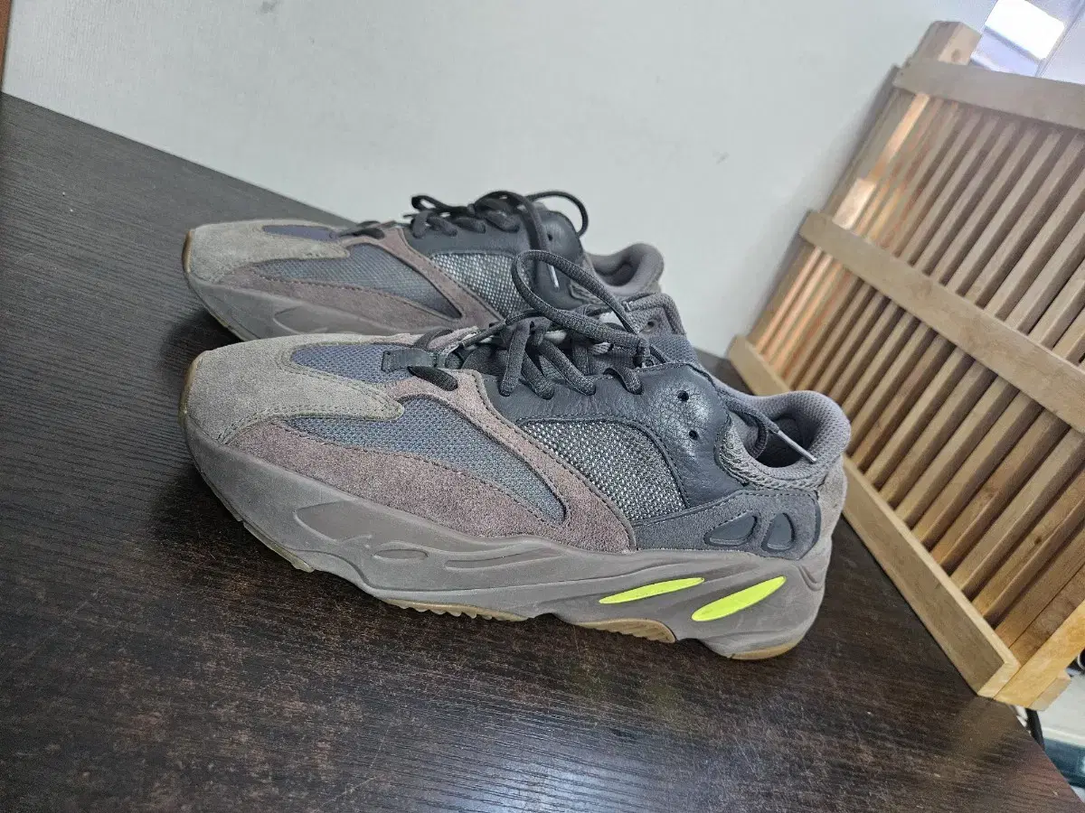 265 아디다스 이지부스트 Yeezy Boost 700 모브 EE9614