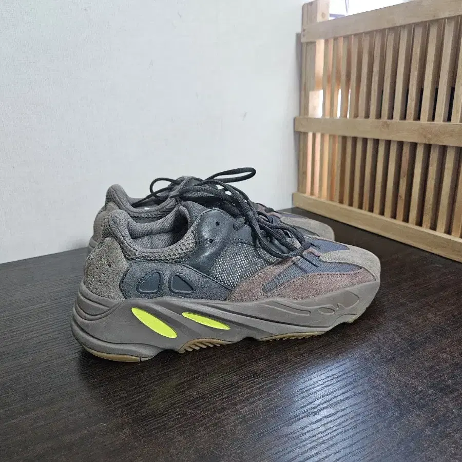 265 아디다스 이지부스트 Yeezy Boost 700 모브 EE9614