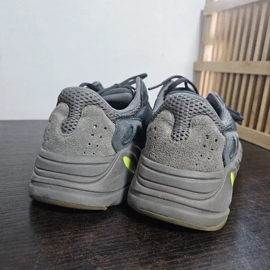 265 아디다스 이지부스트 Yeezy Boost 700 모브 EE9614