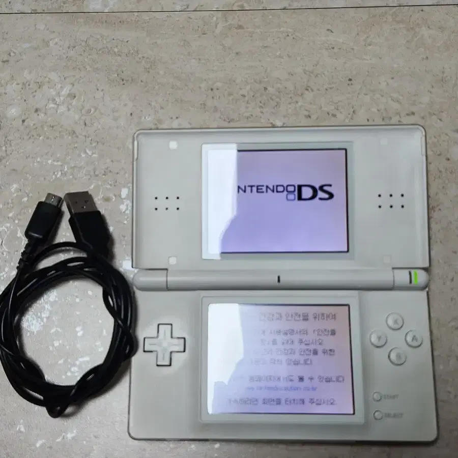 닌텐도 ds lite 화이트 충전기도 드립니다.