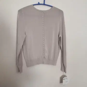 펄 장식 버튼이 달린 긴팔 가디건 피올피오레