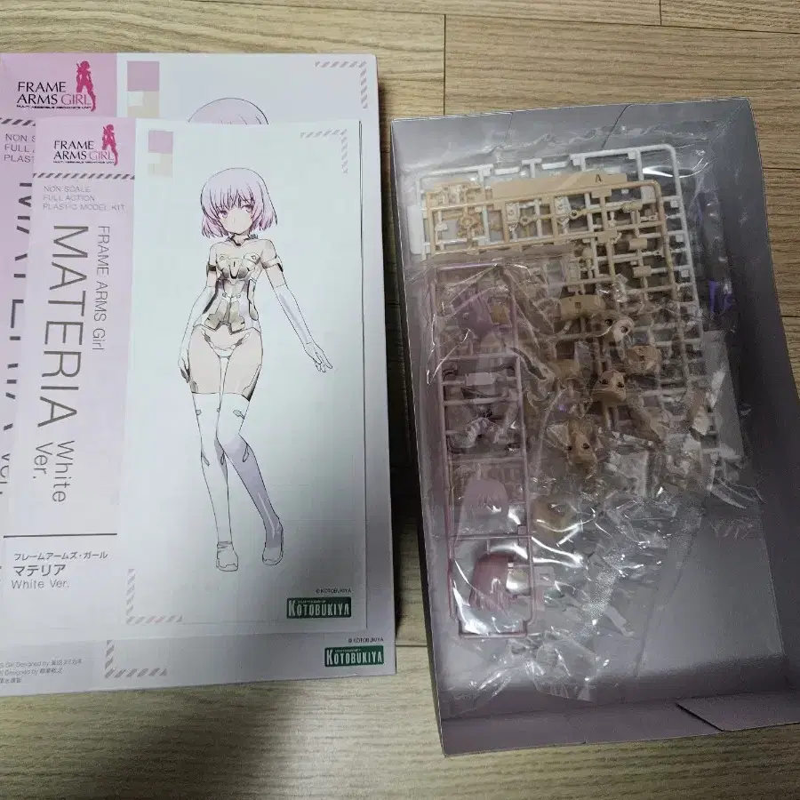 KOTOBUKIYA 프레임암즈걸 마테리아 화이트 버전 판매합니다