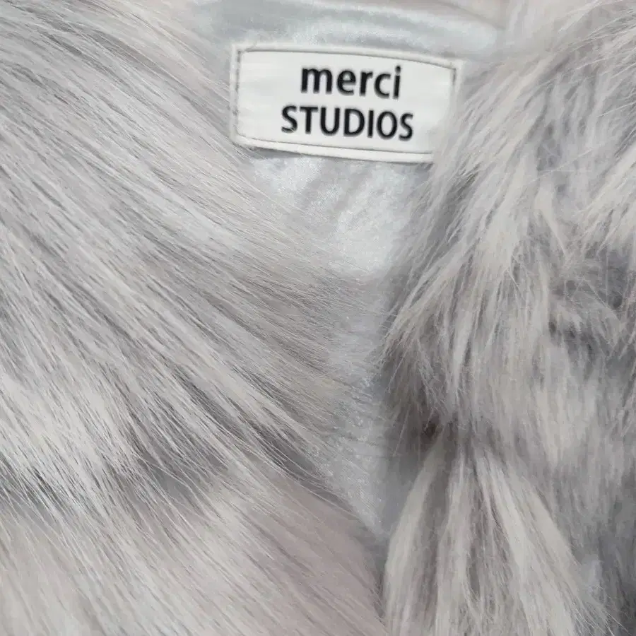 merci studios  퍼 코트