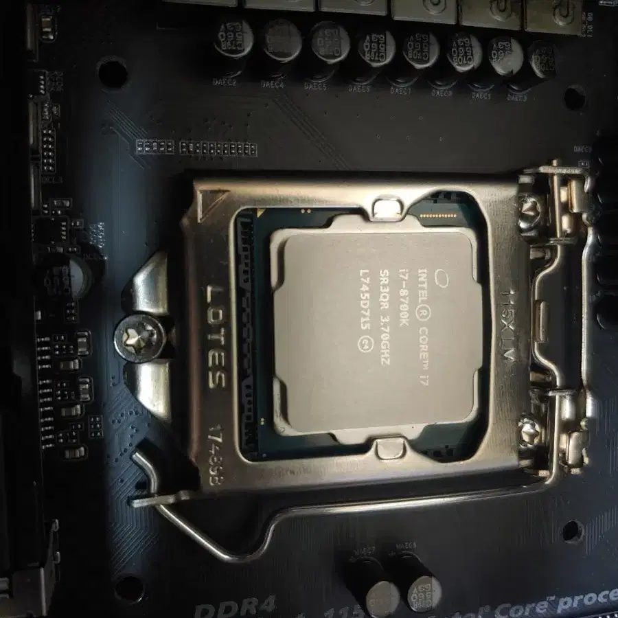 i7-8700k z370보드 수냉쿨러 32기가램 ssd m.2 1테라