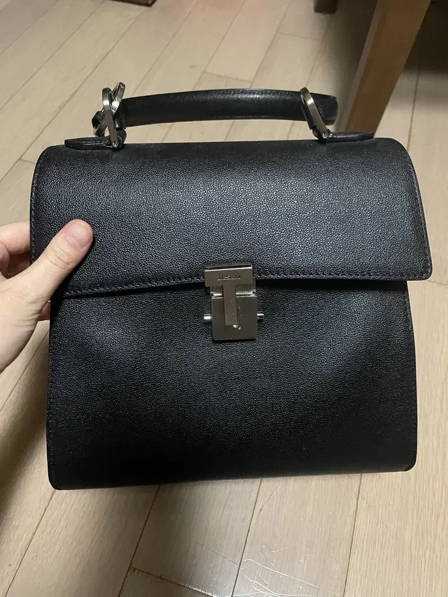 아테스토니 가죽 토트 탑핸들 가방 블랙