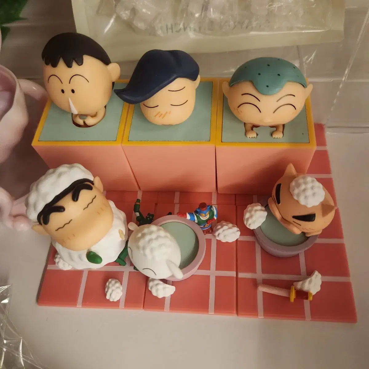 I'm selling a bathroom figure set of Crayon Shin-chan.