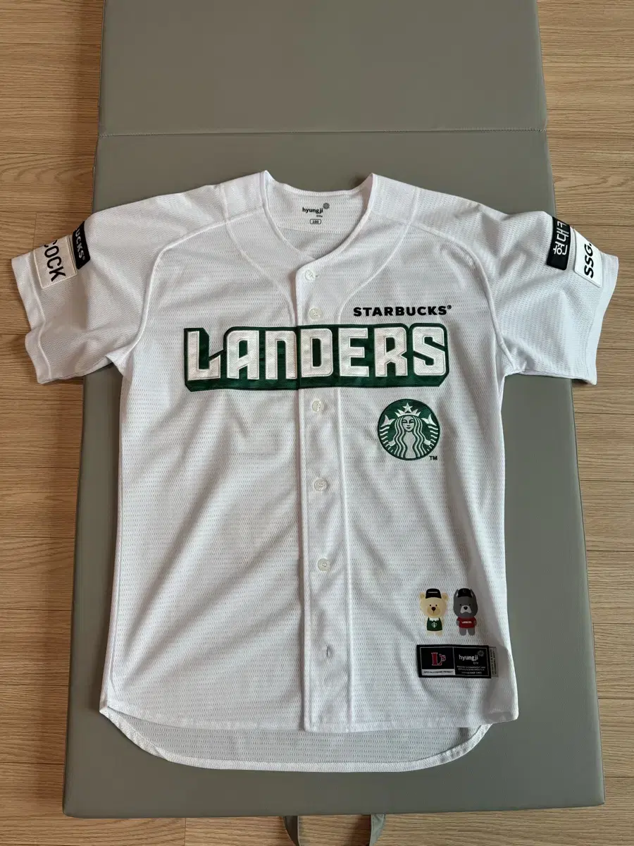 SSG Landers 21 Starbucks uniform embroidery marking, signature embroidery marking