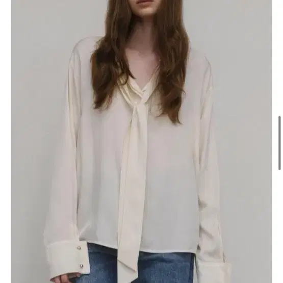 엘보른 타이 블라우스 Louis Tie Blouse (Cream)